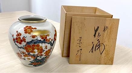 品物と箱の全体が入るように撮影